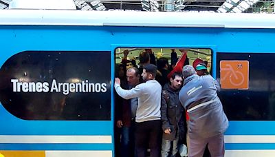 Viajar en el tren Roca, una misión imposible: hay menos servicios, los trenes van repletos y se tarda el doble por una obra