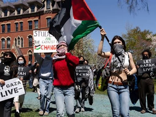 La crisis en los campus de EE.UU.: choque de visiones en la protesta en el campamento de una universidad en Washington