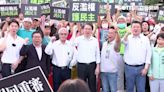 花蓮人站出來！民進黨首場「反濫權」人潮踴躍 民眾嗆藍白：王八蛋啊