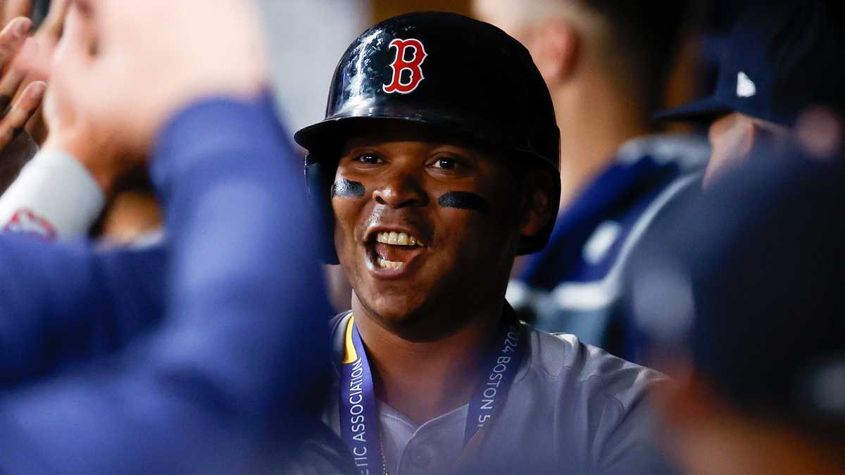 Devers homers in sixth straight game, breaks Red Sox record