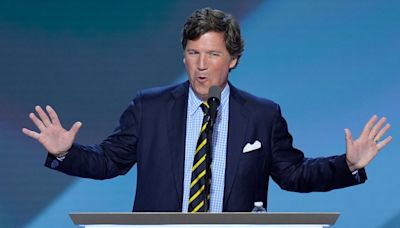 Tucker Carlson claims that Trump offered to stand guard outside his house in unscripted speech to ‘a leader’