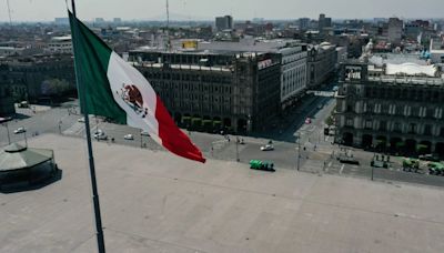 Cuánto cuesta la bandera del Zócalo y quiénes son los encargados de izarla todos los días