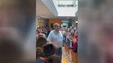 Los alumnos de primaria de un colegio despiden entre aplausos a su conserje