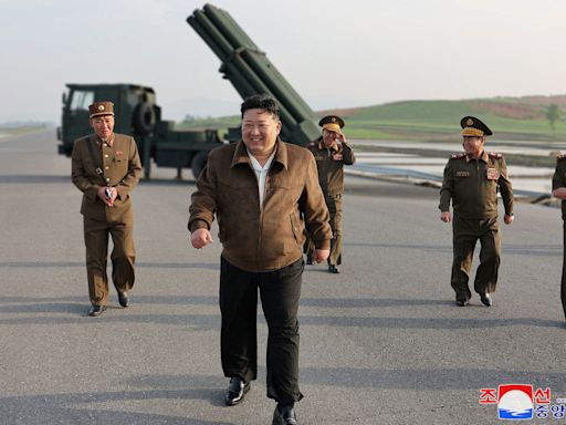 金正恩監督試射！北韓將部署新型多管火箭發射器 砲兵戰力大增