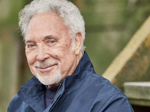 Tom Jones cuelga el cartel de "entradas agotadas" en el Festival Icónica