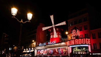 Estupor en París: se derrumbaron las aspas del molino del emblemático cabaret Moulin Rouge