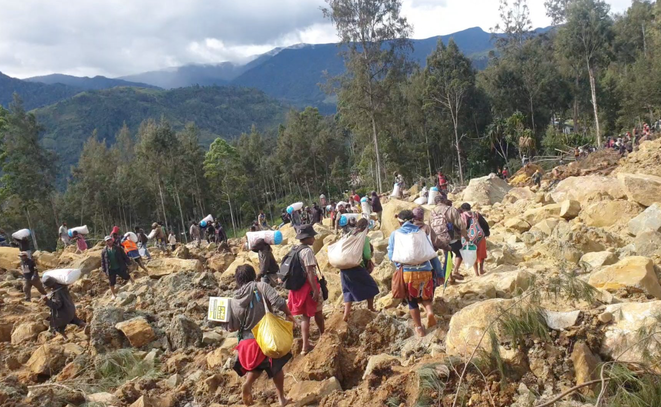 Desperate rescue for hundreds after massive landslide