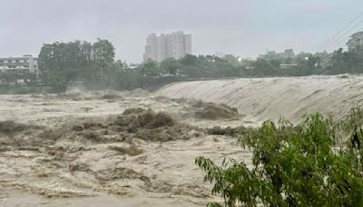 快訊/「凱米」挾帶暴雨八掌溪河面暴漲 滾滾混濁溪水驚人畫面曝