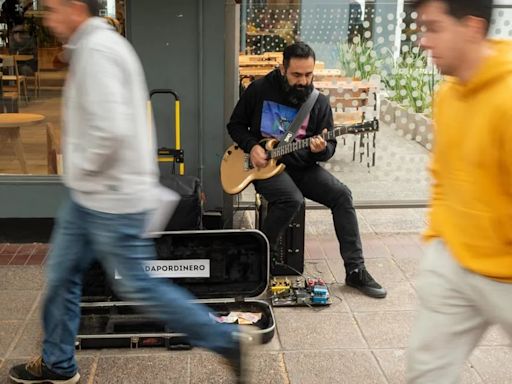 Diego Lorca, el músico callejero que llena de rock y blues el Centro mendocino | Sociedad