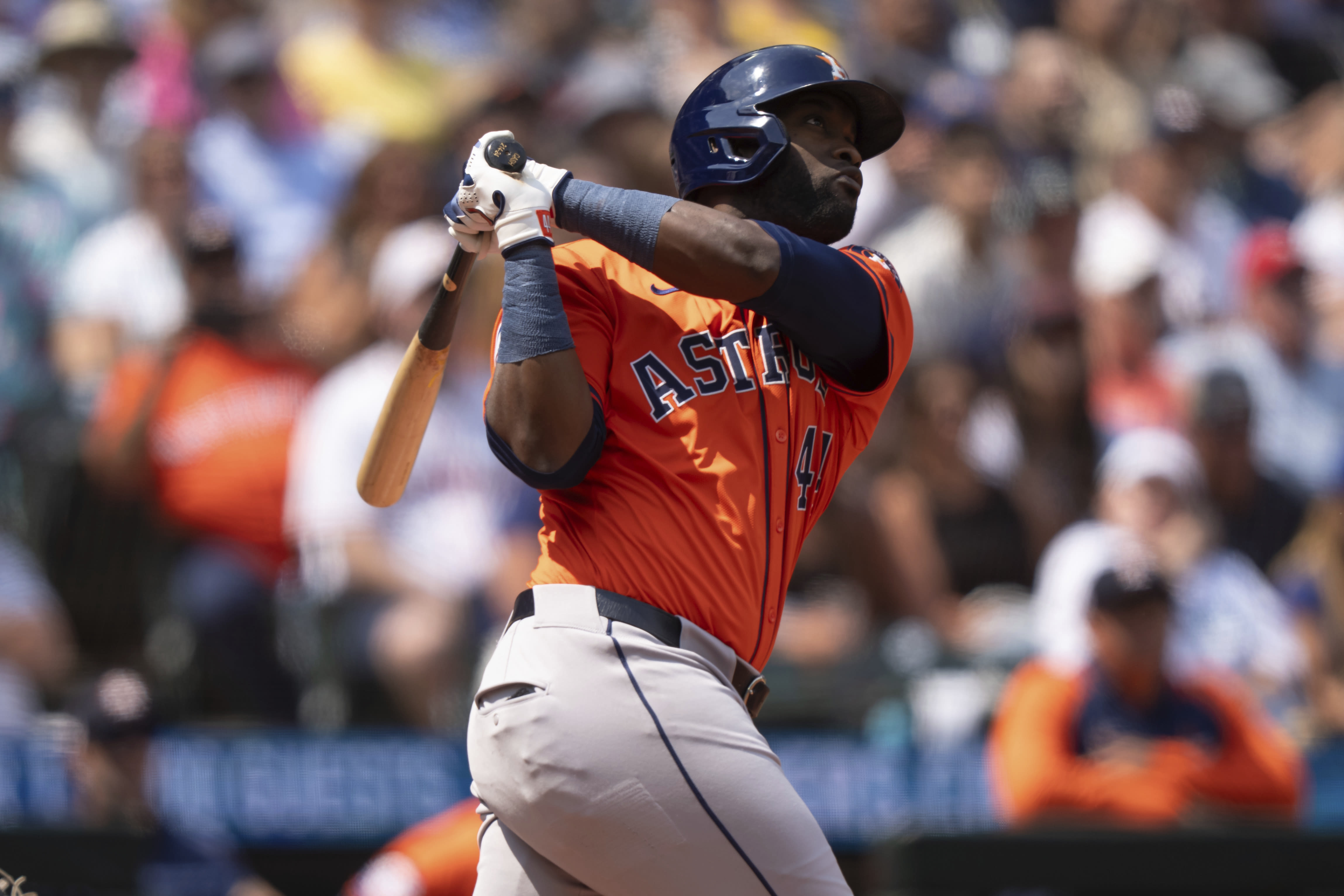 Fan who caught Yordan Alvarez's home run from his cycle gives ball to Astros slugger