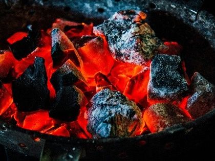 Carbón activado: ¿Cuál es la diferencia entre el carbón común y el famoso carbón?