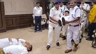 BJP MLAs ‘dragged out by marshals’ from Jharkhand Assembly, spent night in lobby - CNBC TV18