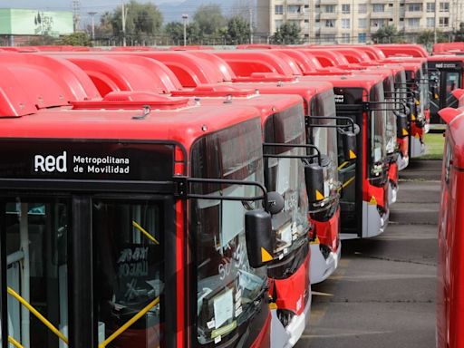 De los “carros de sangre” a la RED: La evolución del transporte público en Santiago - La Tercera
