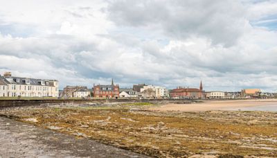 Beautiful little UK seaside town frozen in time with hardly any tourists