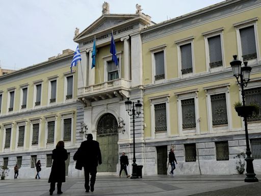 Greece's HFSF narrows National Bank share sale price range