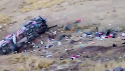 Mueren 29 personas que viajaban en un autobús que cayó por un barranco en Perú - ELMUNDOTV