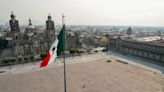 El Zócalo de Ciudad de México, un punto de tensión entre la ‘Marea Rosa’, el Gobierno y la protesta de maestros