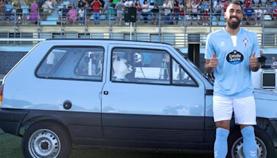 Borja Iglesias aparece en un Panda durante su presentación con el Celta de Vigo