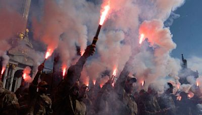 Thousands in Ukraine honor soldiers killed in blast and urge government to get prisoners freed