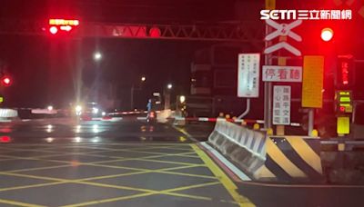 獨家／平交道過一半機車「卡住」老翁嚇壞 區間車急煞差1秒險撞