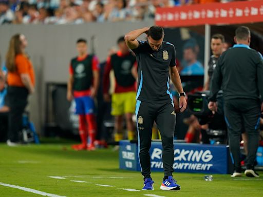 Lionel Scaloni fue sancionado por Conmebol por salir tarde a la cancha y no podrá dirigir contra Perú