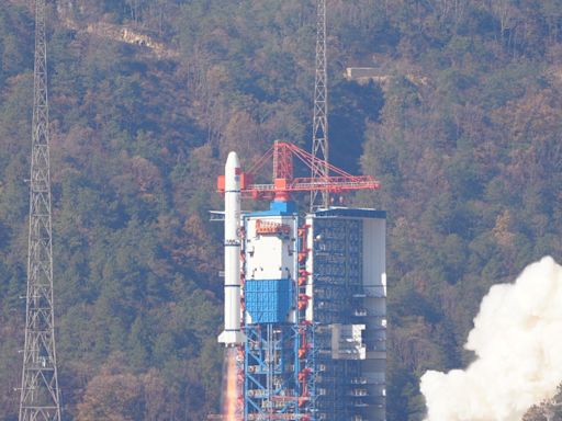中國火箭搭載衛星升空經台灣中部高空 國防部：大氣層外無危害