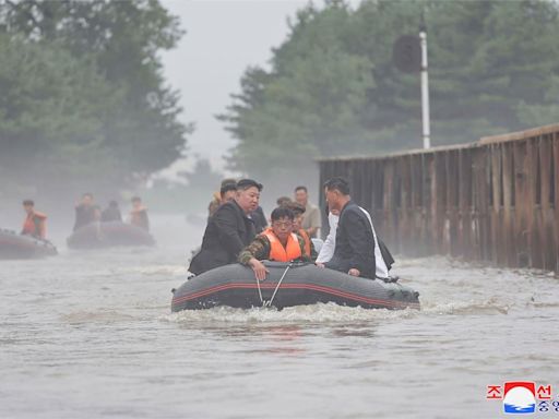 瑟瑟發抖！北朝鮮暴雨淹水 金正恩「搭艇勘災」險遭樹木撞頭