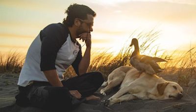 Un hombre, su perra y su pato unidos por el sueño de mantener las playas de Chile libres de basura