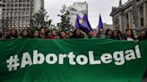 Cadem: un 32% está a favor del proyecto de aborto legal y un 15% cree que debe ser prohibido