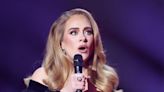 Adele irrita-se com fã que interrompeu concerto para gritar “o orgulho [gay] é uma treta”