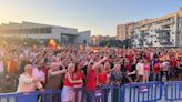 Badalona y Barcelona reúnen a miles de personas para ver la Eurocopa en 2 pantallas gigantes