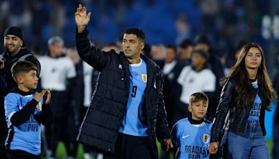 Luis Suárez honored in final Uruguay appearance