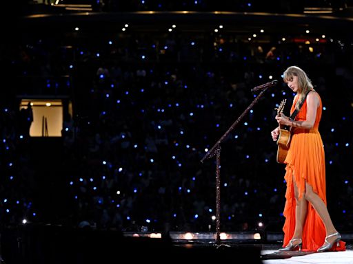 Taylor Swift starts acoustic set with call to help fan on final night in Gelsenkirchen
