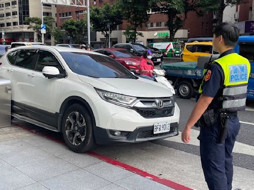 快訊/影片曝光！財政部資訊中心前休旅車開上人行道 男子陳屍車內