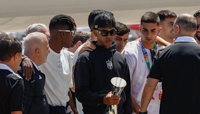 Las fotos de la llegada de la selección a Barajas con el trofeo de campeones