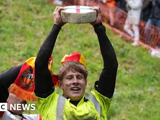 Gloucestershire cheese rolling attracts thousands of fans