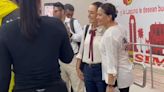 VIDEO: Entre "selfies" y aplausos, Claudia Sheinbaum aborda vuelo de regreso a la CDMX tras gira con AMLO | El Universal