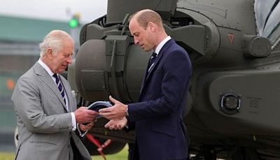 Rei Charles entrega título ao Príncipe William