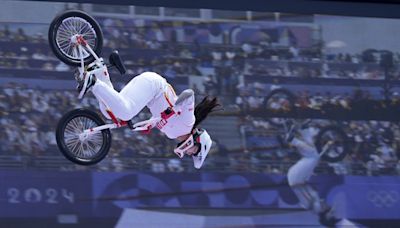 Deng Yawen of China wins freestyle BMX gold, 5-time world champ Hannah Roberts of US crashes out