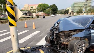 高雄轎車自撞分隔島車頭全毀 父身亡3子女受傷