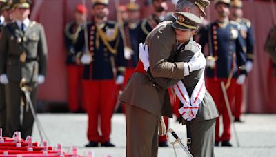 Leonor recibe el despacho de alférez de manos de su padre, el rey Felipe VI