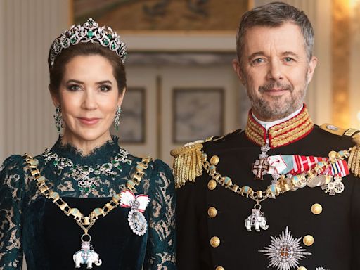 Las curiosidades de la primera foto de gala oficial de los reyes de Dinamarca: esmeraldas, un retrato en el broche y dos elefantes