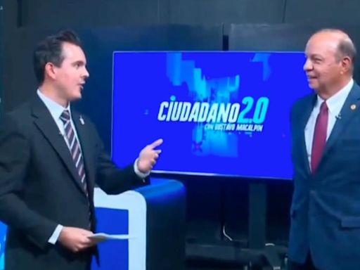 Despiden a conductor de noticias en vivo y el incómodo momento se hace viral