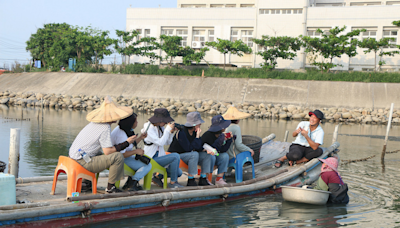 蘆竹溝蚵學園區 坐膠筏巡蚵田 一日蚵農體驗