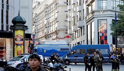 Un hombre apuñaló a un policía en un centro turístico de París