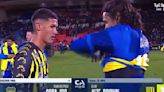 Edinson Cavani tiene emotivo gesto con un jugador debutante