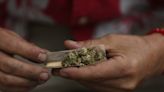 Polémica por rapero mexicano que reparte marihuana en iglesia en un videoclip