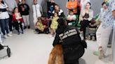 La unidad canina de la Policía Foral contribuye al bienestar de los pacientes del HUN