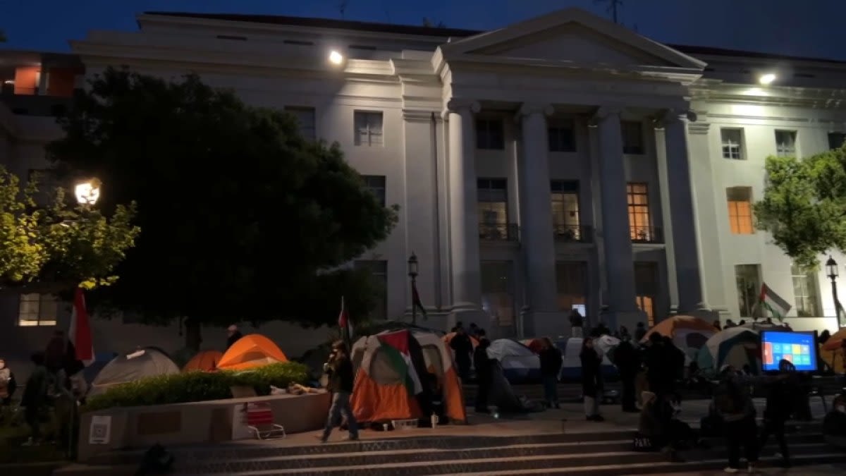 UC Berkeley students continue peaceful Gaza war protest