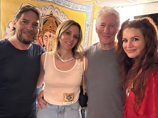 El momentazo de Richard Gere tocando la guitarra, en compañía de su mujer Alejandra, tras reencontrarse con Joaquín Cortés 26 años después